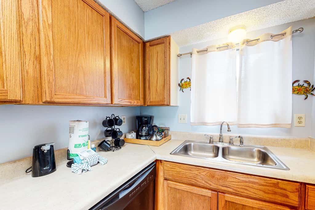 Bright retreat near the beach with pool & tennis courts