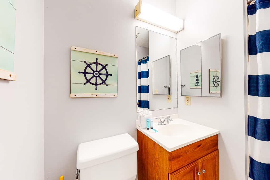 Bright retreat near the beach with pool & tennis courts