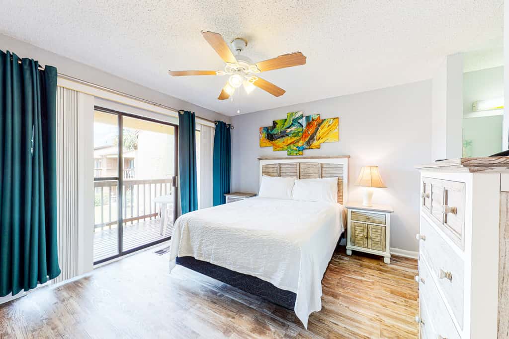Bright retreat near the beach with pool & tennis courts