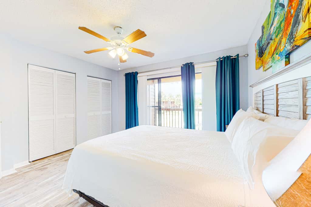 Bright retreat near the beach with pool & tennis courts