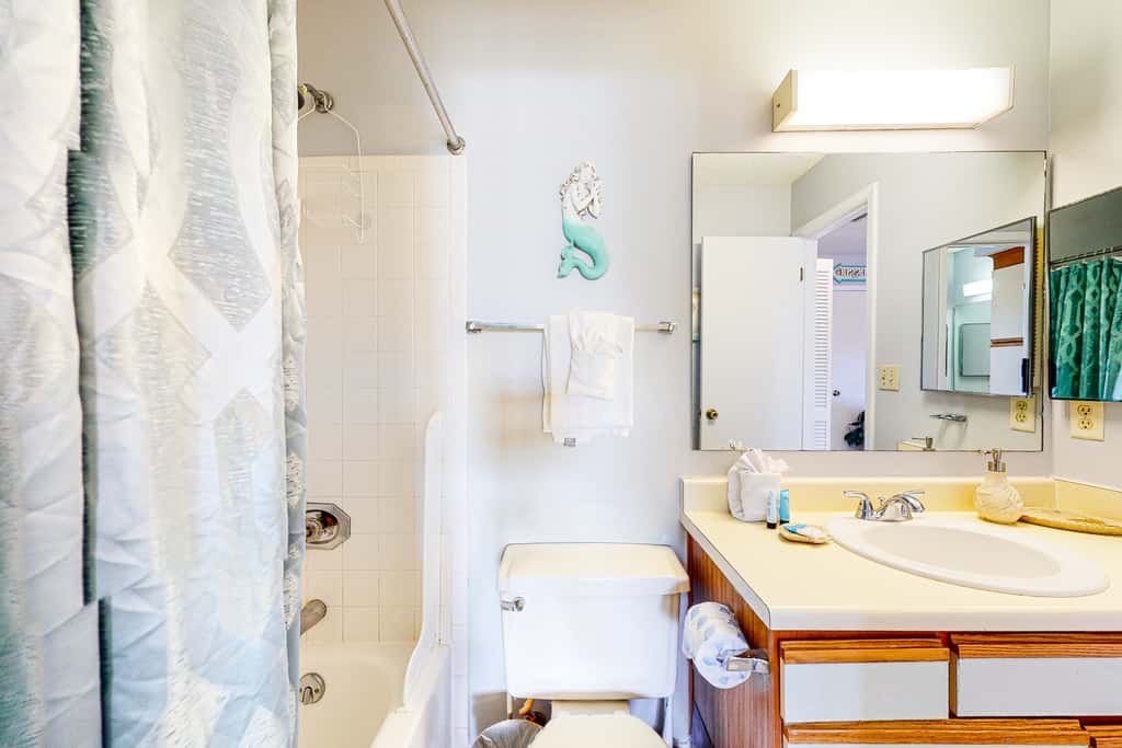 Bright retreat near the beach with pool & tennis courts