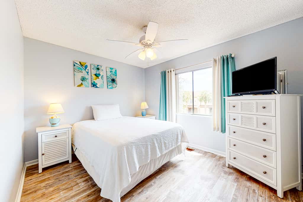Bright retreat near the beach with pool & tennis courts
