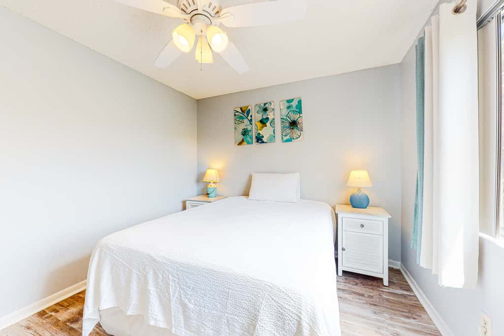 Bright retreat near the beach with pool & tennis courts