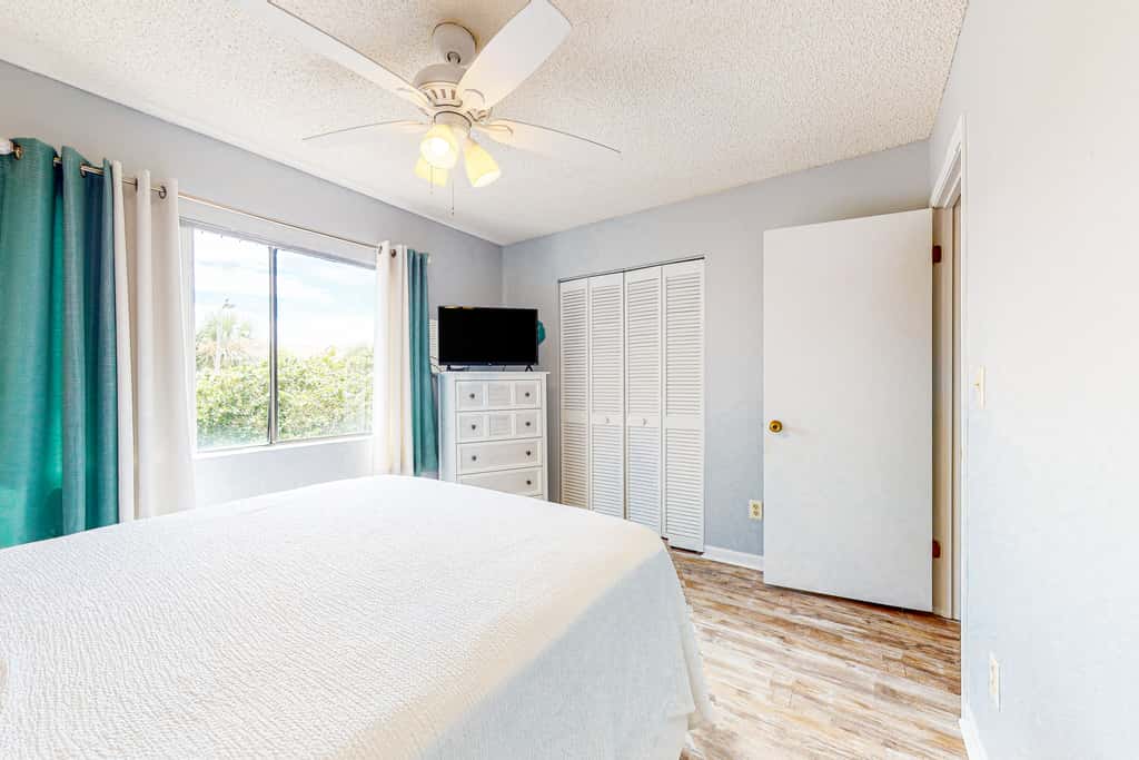 Bright retreat near the beach with pool & tennis courts
