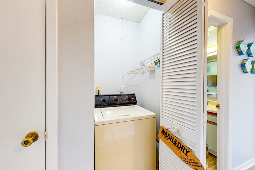 Bright retreat near the beach with pool & tennis courts