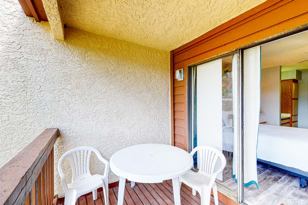 Bright retreat near the beach with pool & tennis courts