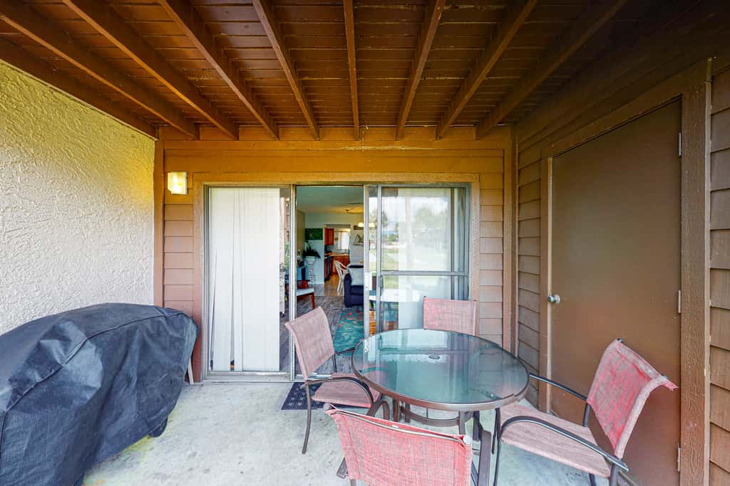 Bright retreat near the beach with pool & tennis courts