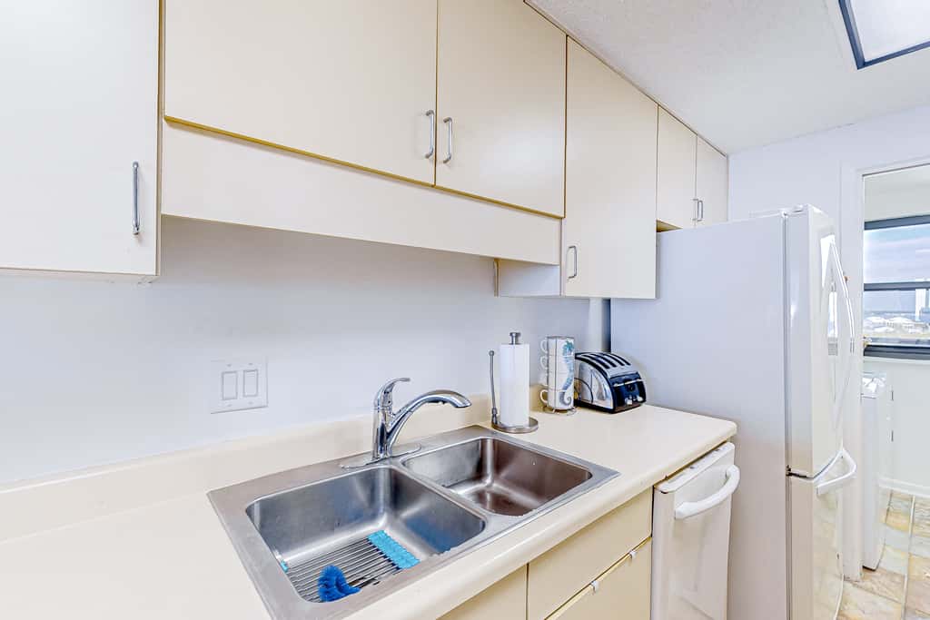 Beachfront Condo with Gulf-View, Balcony, with Shared Pool, & Gym