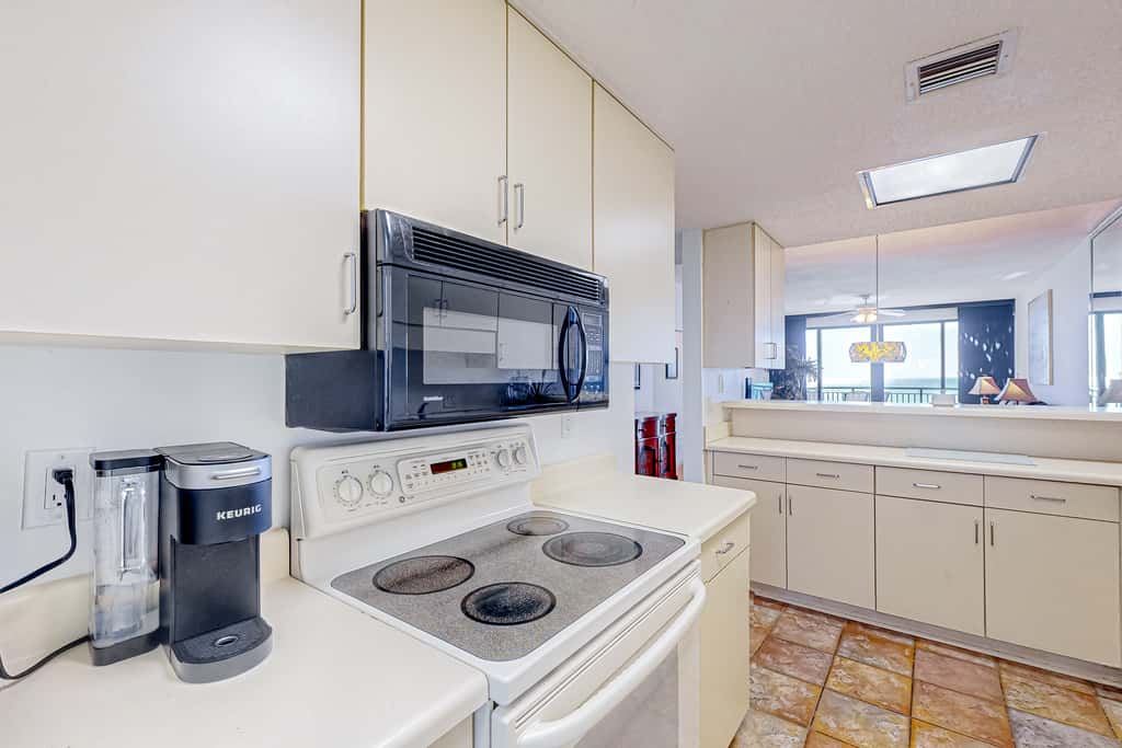Beachfront Condo with Gulf-View, Balcony, with Shared Pool, & Gym