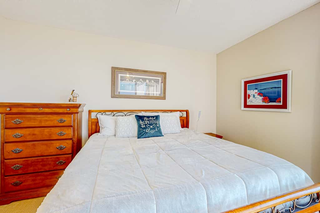 Beachfront Condo with Gulf-View, Balcony, with Shared Pool, & Gym