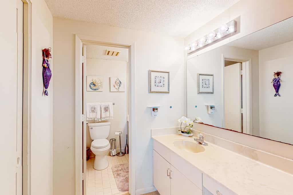 Beachfront Condo with Gulf-View, Balcony, with Shared Pool, & Gym