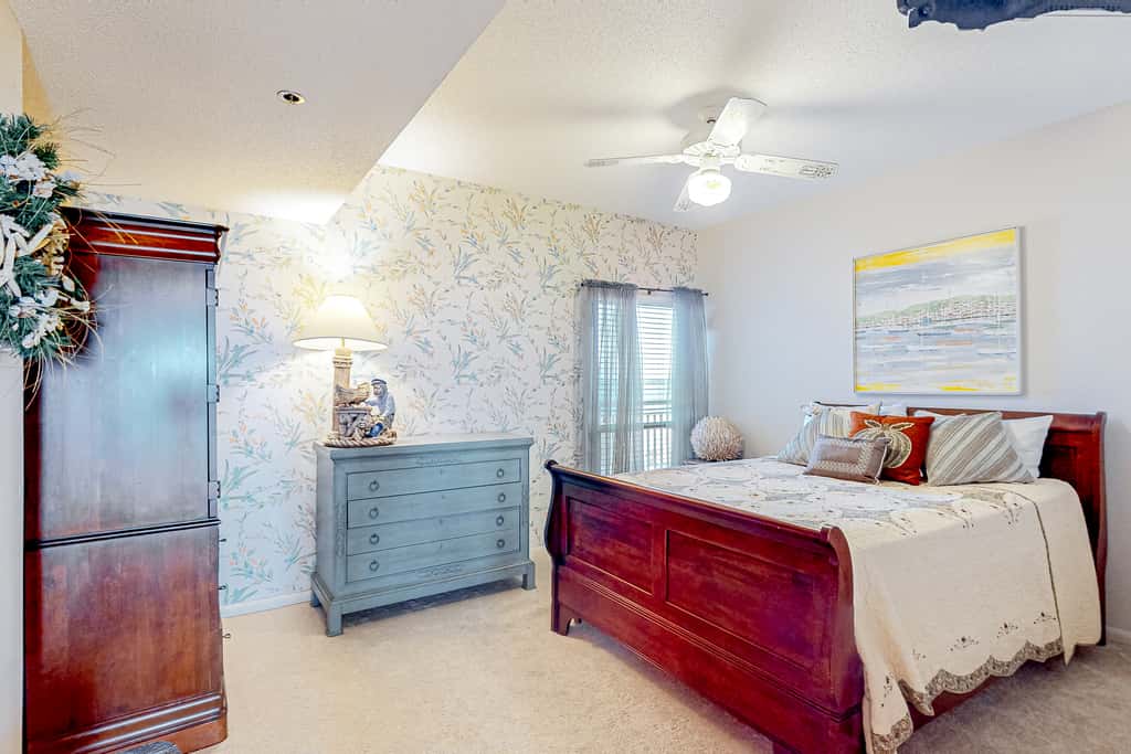 Beachfront Condo with Gulf-View, Balcony, with Shared Pool, & Gym
