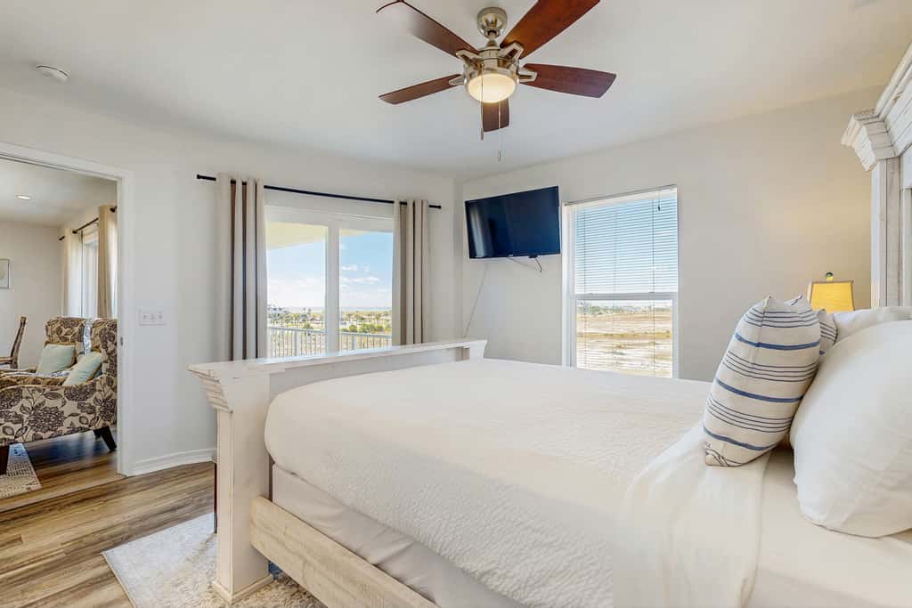 Gorgeous coastal home with shared pool & easy beach access