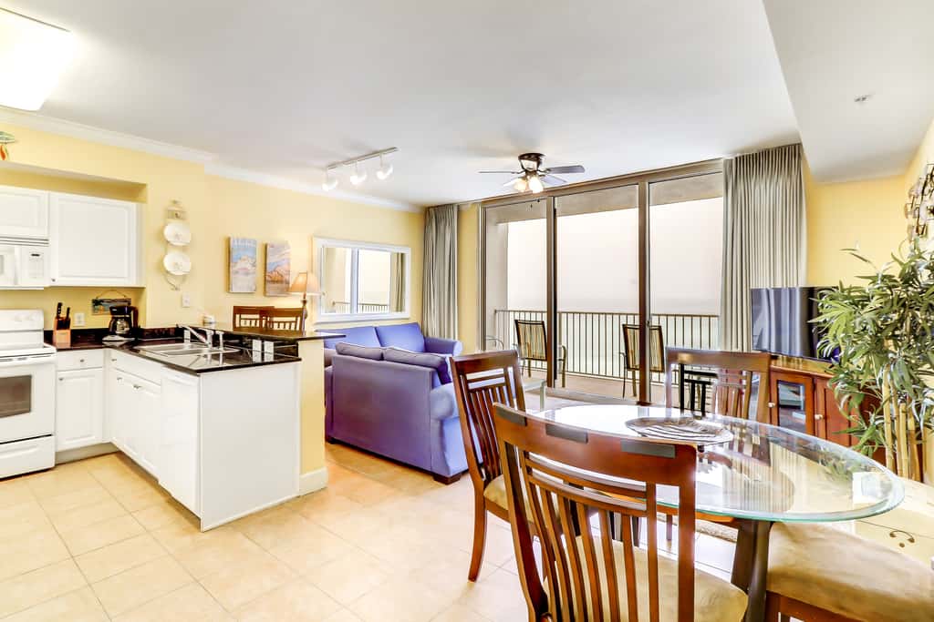 Gorgeous coastal condo with pool, hot tub, fitness center, Roman spa