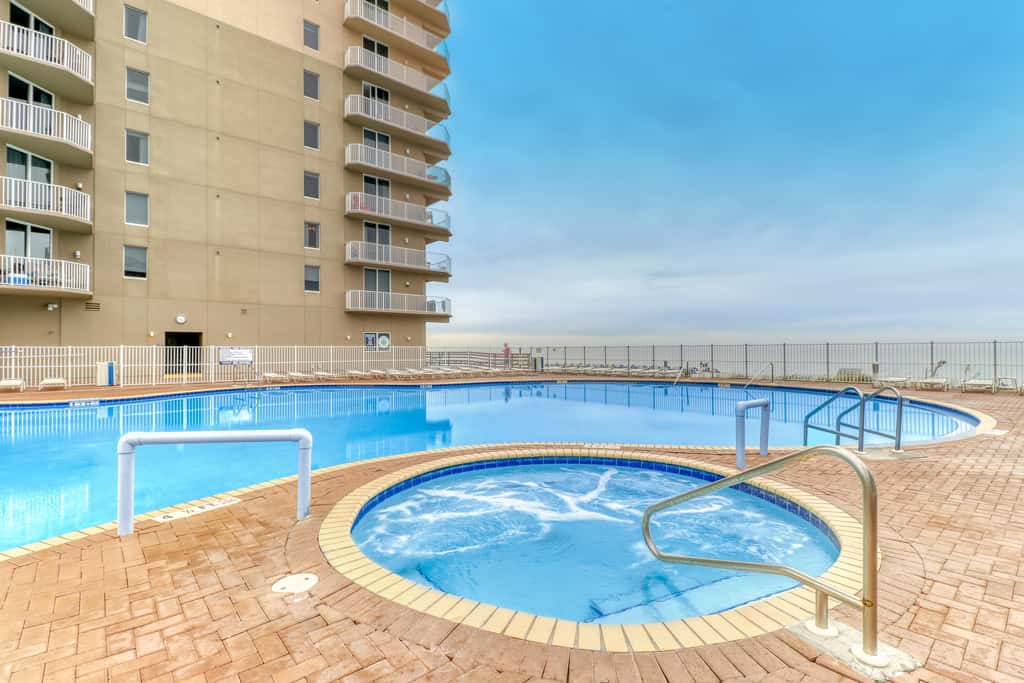 Gorgeous coastal condo with pool, hot tub, fitness center, Roman spa