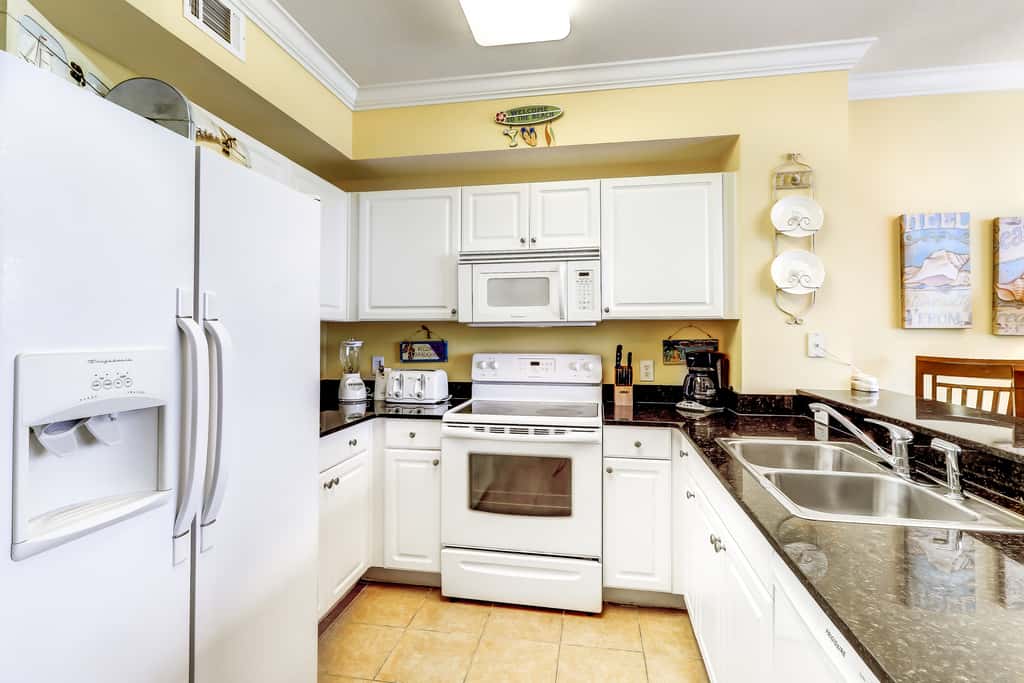 Gorgeous coastal condo with pool, hot tub, fitness center, Roman spa