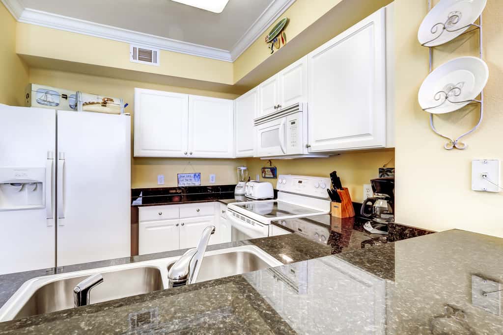 Gorgeous coastal condo with pool, hot tub, fitness center, Roman spa