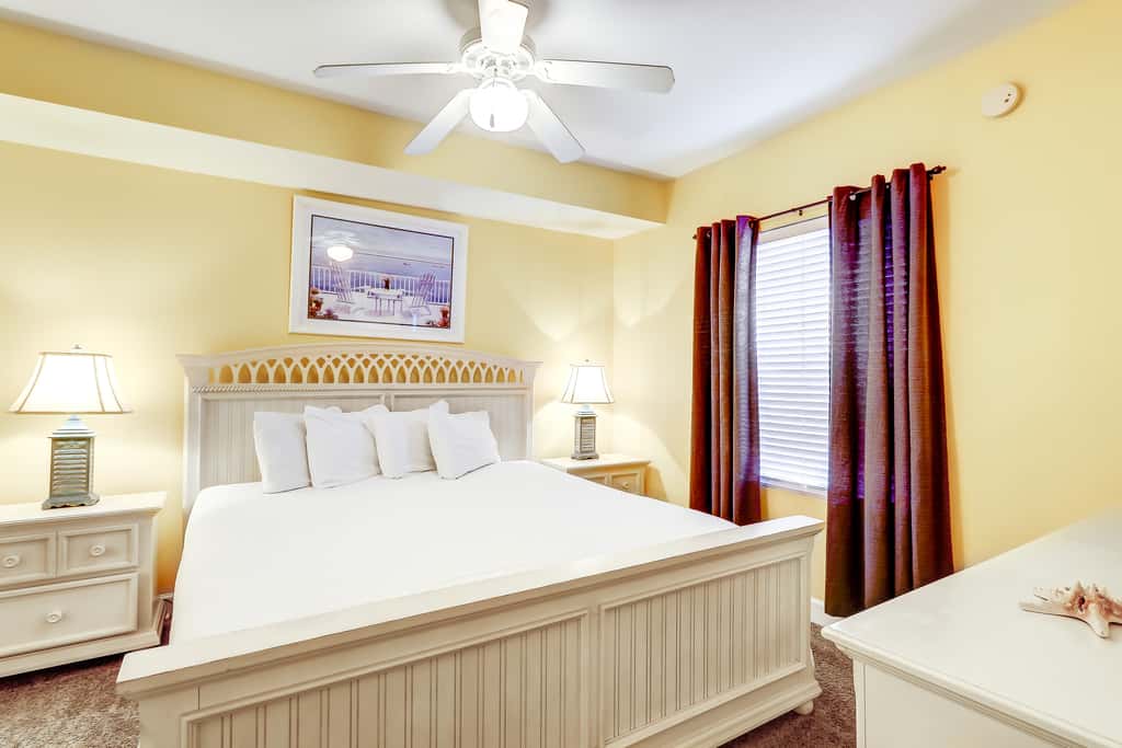Gorgeous coastal condo with pool, hot tub, fitness center, Roman spa