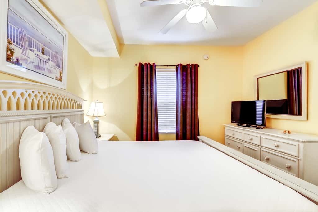 Gorgeous coastal condo with pool, hot tub, fitness center, Roman spa