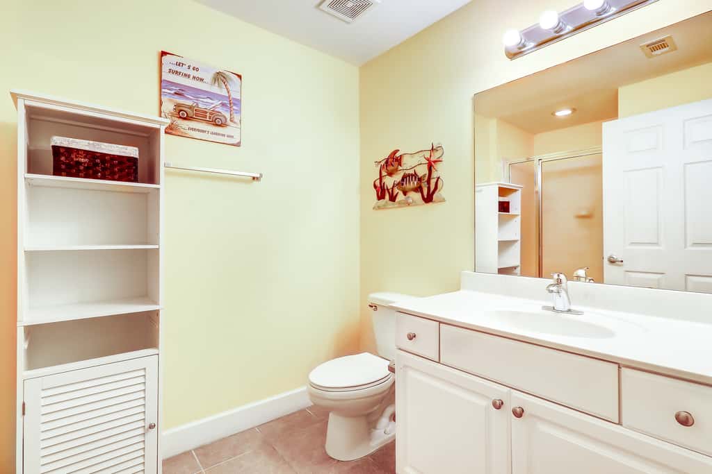 Gorgeous coastal condo with pool, hot tub, fitness center, Roman spa