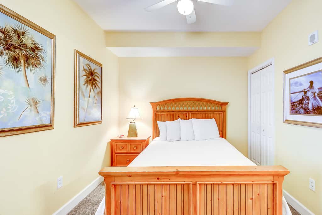 Gorgeous coastal condo with pool, hot tub, fitness center, Roman spa