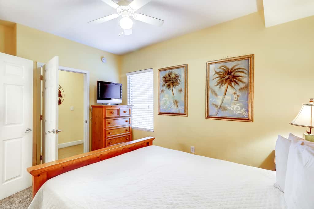 Gorgeous coastal condo with pool, hot tub, fitness center, Roman spa