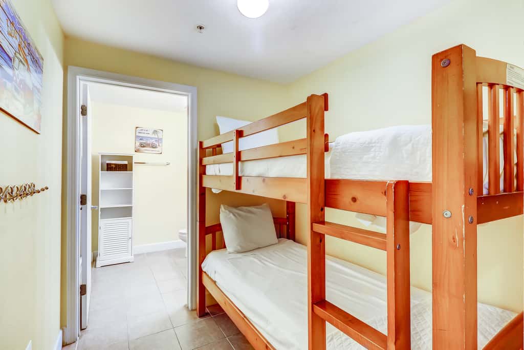 Gorgeous coastal condo with pool, hot tub, fitness center, Roman spa