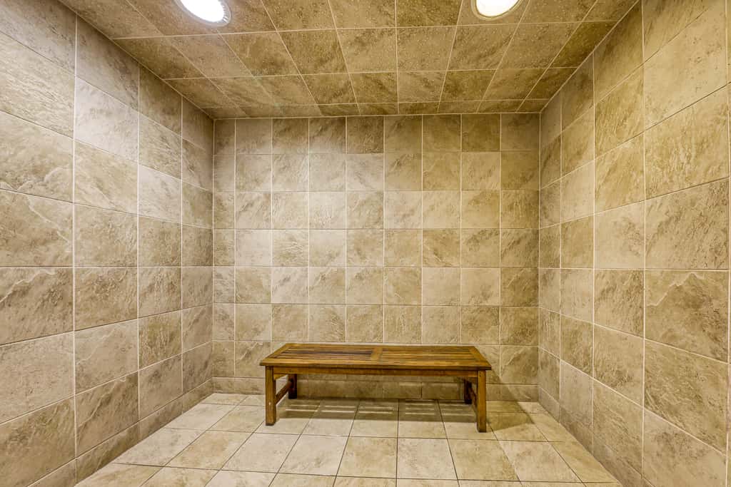 Gorgeous coastal condo with pool, hot tub, fitness center, Roman spa