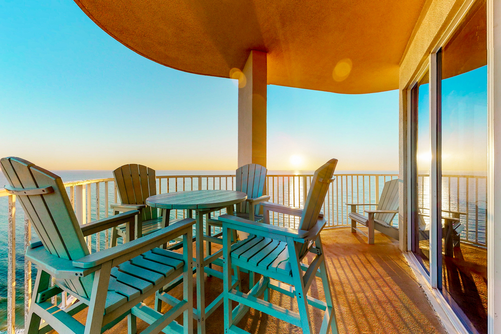 Spacious high-rise condo with stunning beachfront views, pools & hot tubs