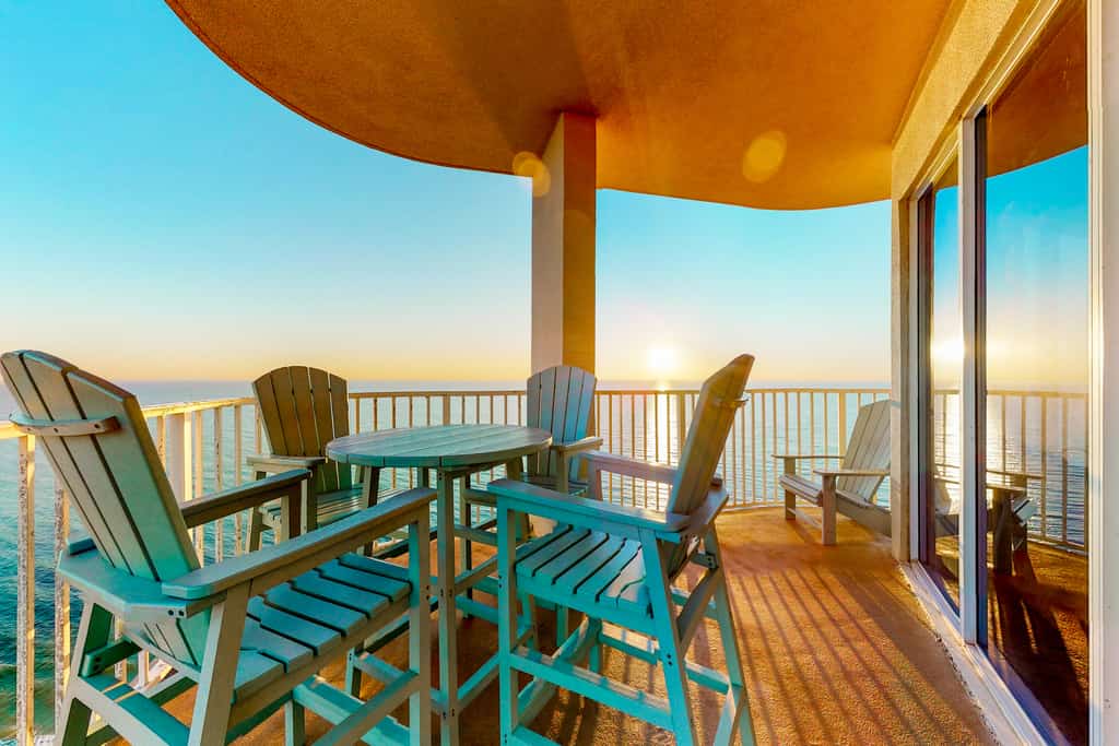 Spacious high-rise condo with stunning beachfront views, pools & hot tubs