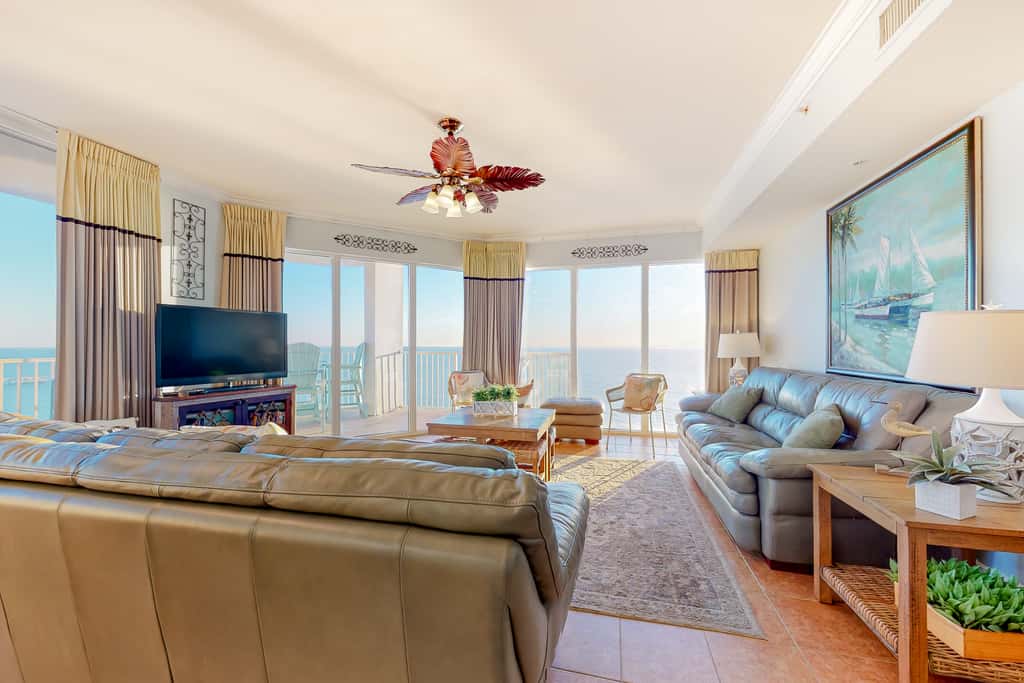Spacious high-rise condo with stunning beachfront views, pools & hot tubs