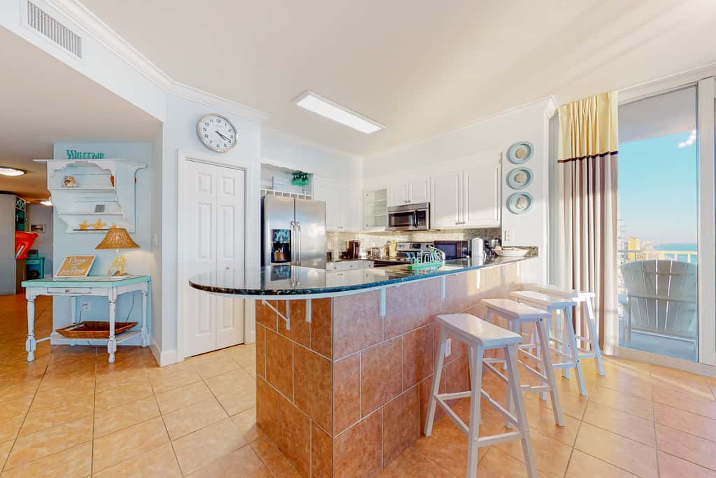 Spacious high-rise condo with stunning beachfront views, pools & hot tubs