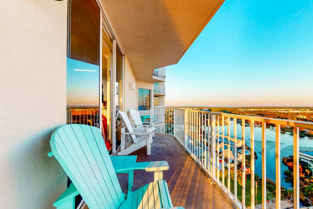 Spacious high-rise condo with stunning beachfront views, pools & hot tubs
