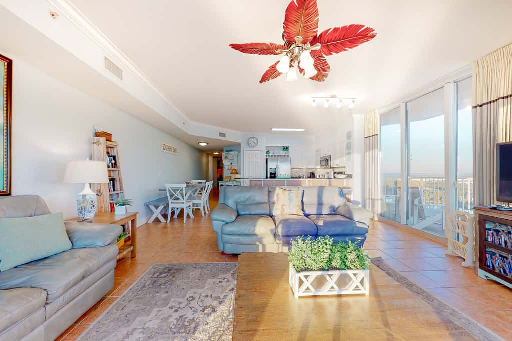 Spacious high-rise condo with stunning beachfront views, pools & hot tubs