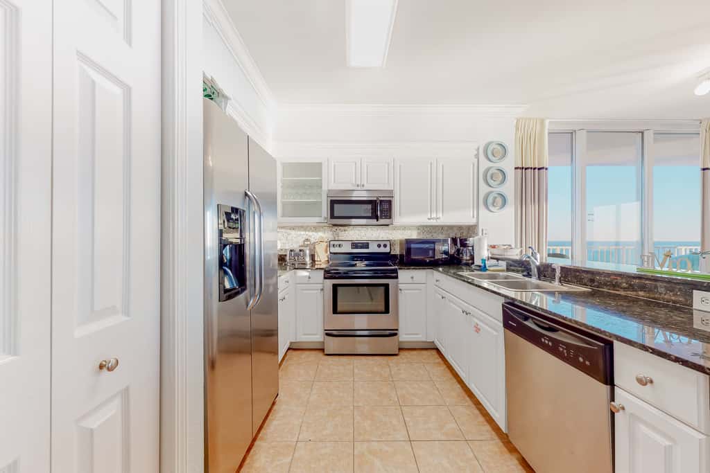 Spacious high-rise condo with stunning beachfront views, pools & hot tubs