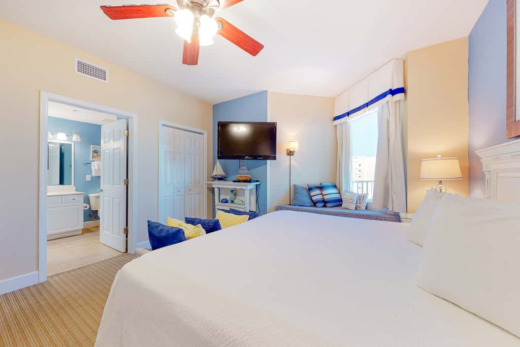 Spacious high-rise condo with stunning beachfront views, pools & hot tubs