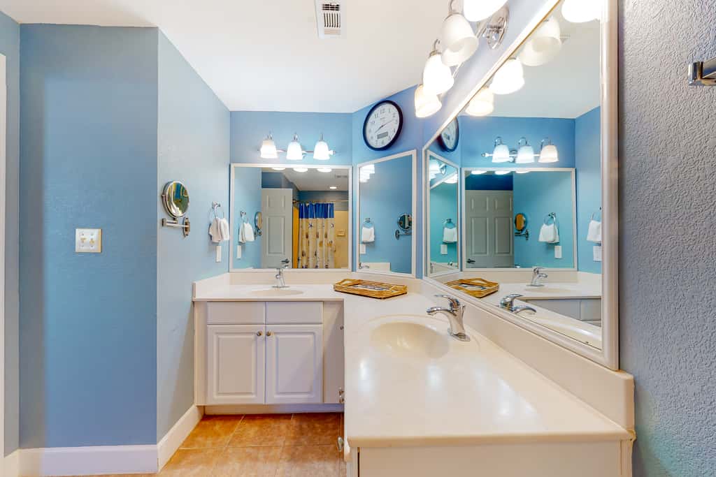 Spacious high-rise condo with stunning beachfront views, pools & hot tubs