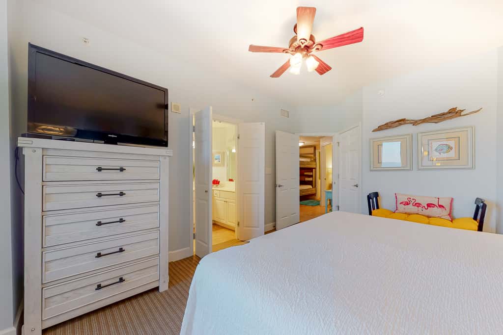 Spacious high-rise condo with stunning beachfront views, pools & hot tubs