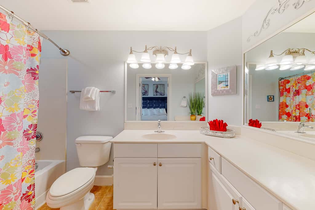 Spacious high-rise condo with stunning beachfront views, pools & hot tubs