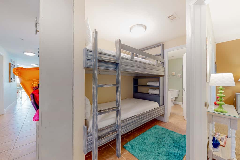 Spacious high-rise condo with stunning beachfront views, pools & hot tubs