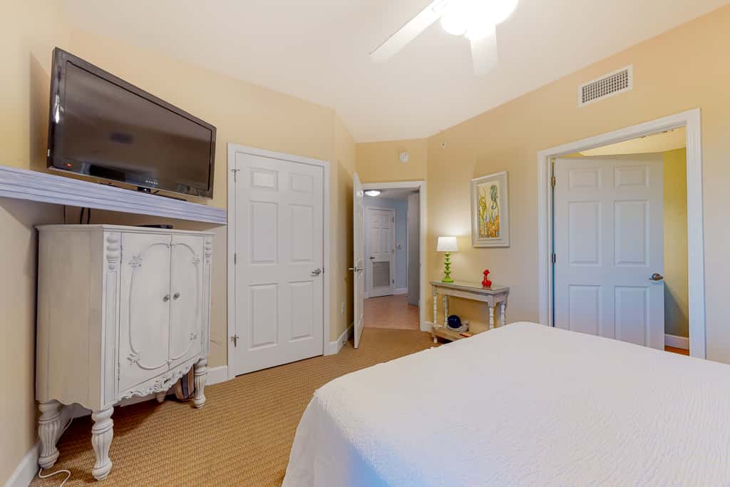 Spacious high-rise condo with stunning beachfront views, pools & hot tubs