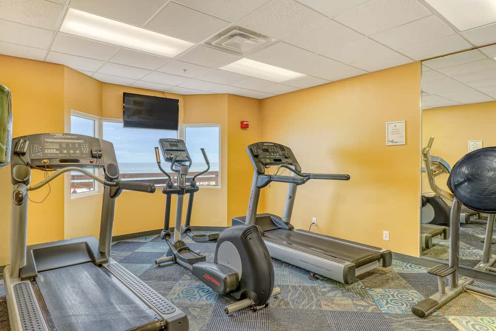 Spacious high-rise condo with stunning beachfront views, pools & hot tubs