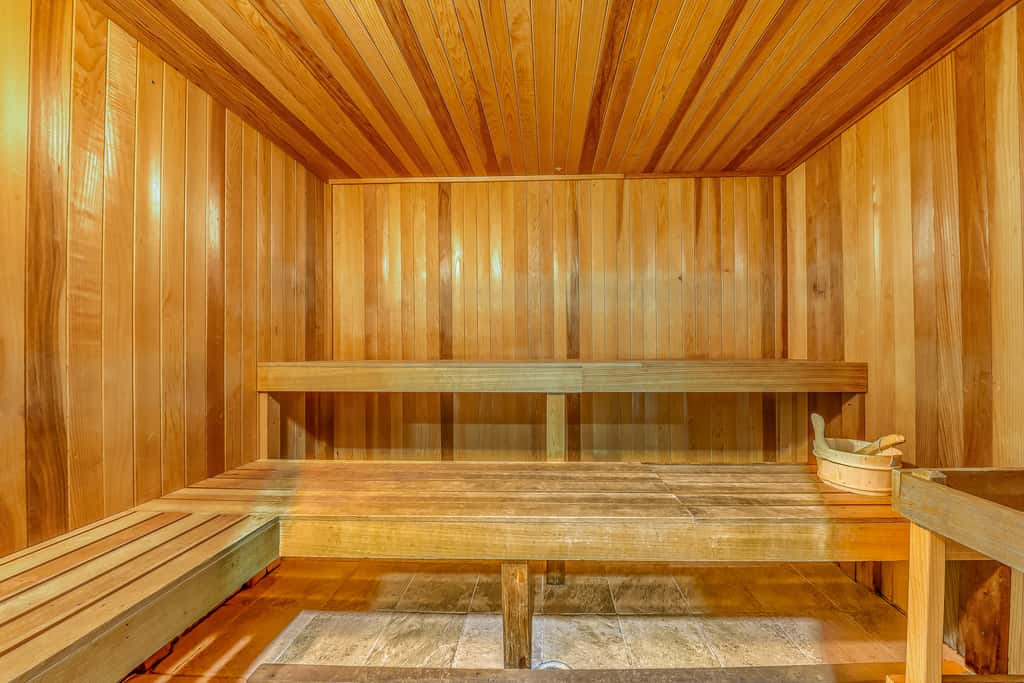 Spacious high-rise condo with stunning beachfront views, pools & hot tubs