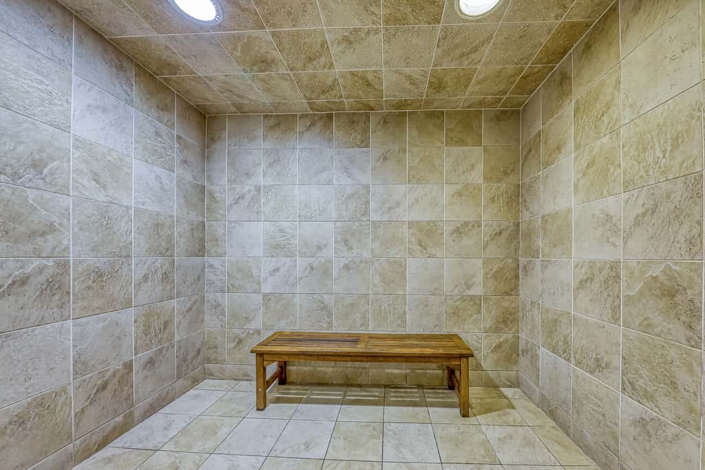 Spacious high-rise condo with stunning beachfront views, pools & hot tubs