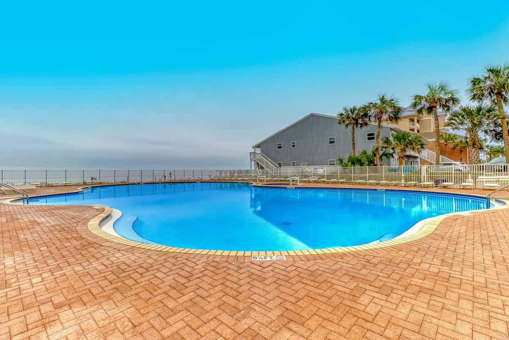 Spacious high-rise condo with stunning beachfront views, pools & hot tubs