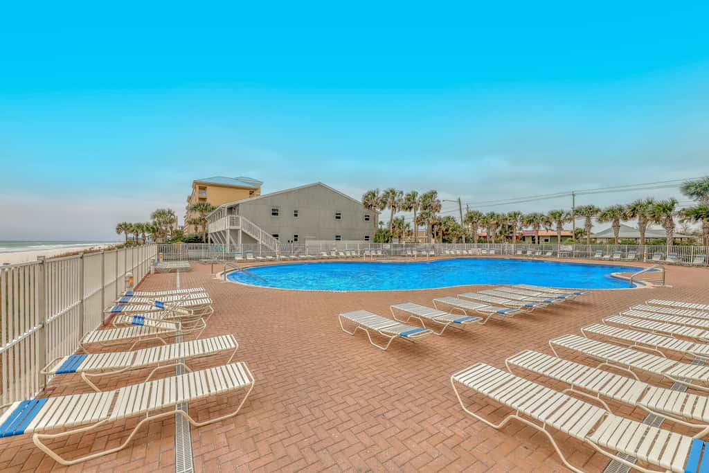 Spacious high-rise condo with stunning beachfront views, pools & hot tubs