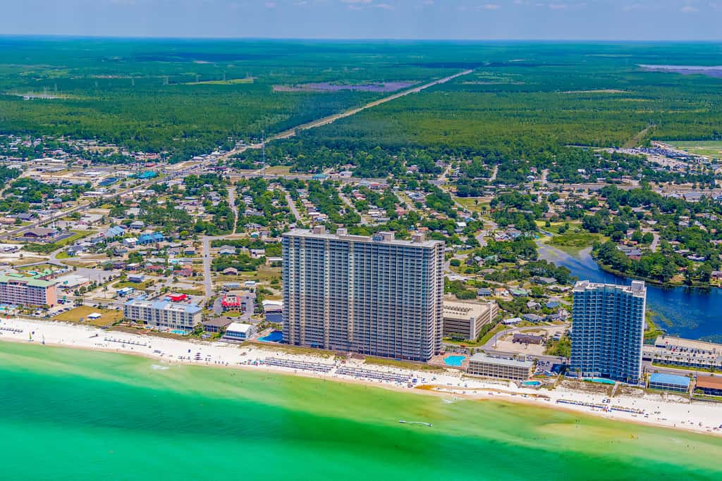 Spacious high-rise condo with stunning beachfront views, pools & hot tubs
