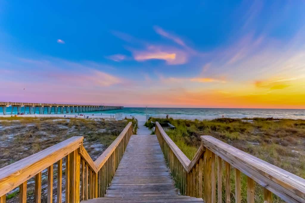 Spacious high-rise condo with stunning beachfront views, pools & hot tubs