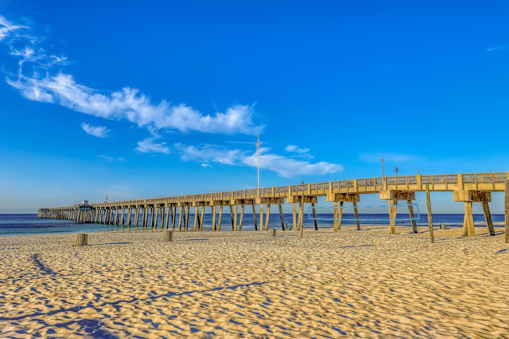 Spacious high-rise condo with stunning beachfront views, pools & hot tubs