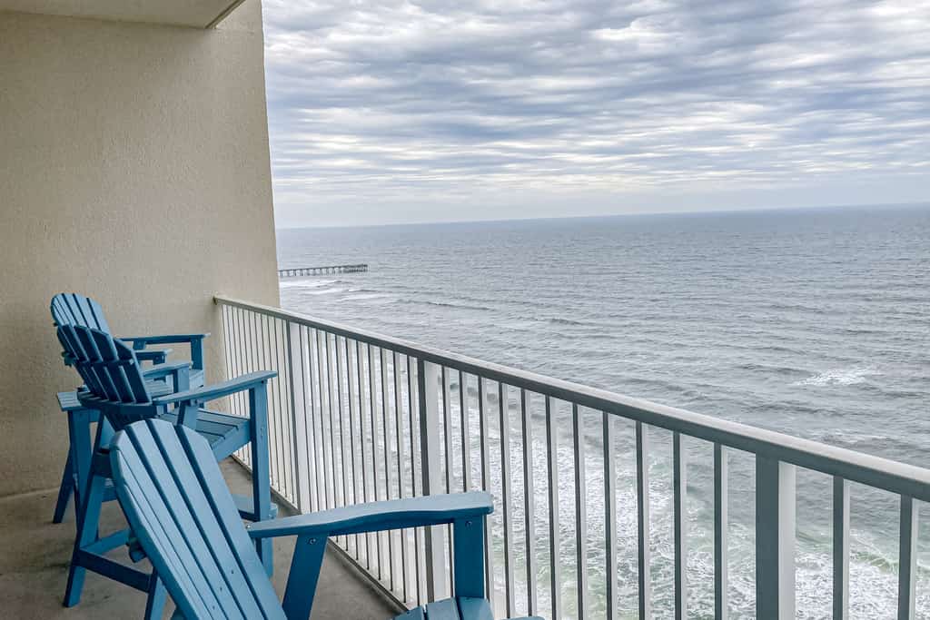 21st-floor oceanfront condo with ocean view, pool & hot tub access & WD
